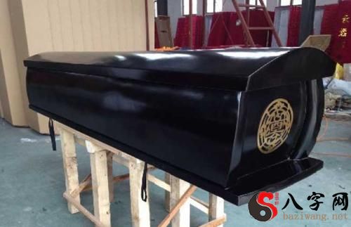 Dreaming of a dead man in a coffin