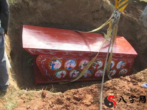 Dreaming of people coming out of coffins