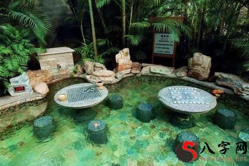 Dreaming of bathing in a hot spring
