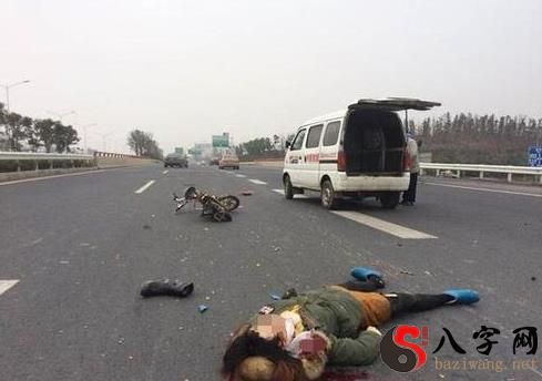 Dreaming of a dead man lying in a car accident on a road