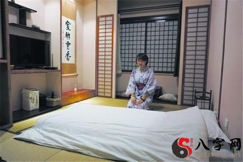 I dreamt that my acquaintance slept in my bed.
