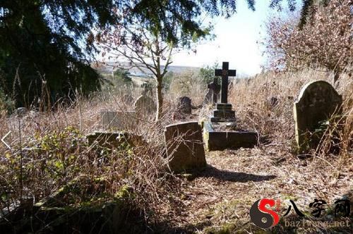 Dreaming of sleeping by a grave