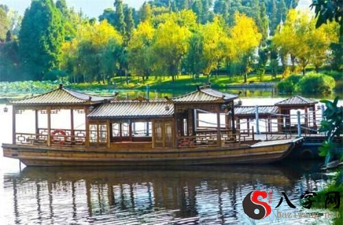 Dreaming of traveling and sightseeing in a painted boat
