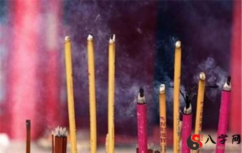 Dreaming of burning incense in a temple