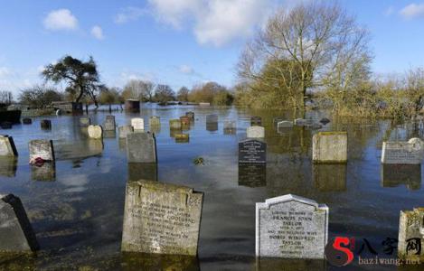 Dreaming of a flooded grave