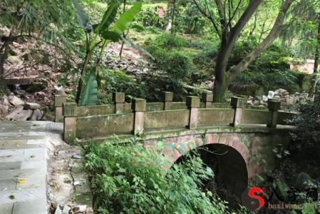 Dreaming of graves on a bridge