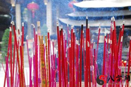 Dreaming of going to a temple to offer incense