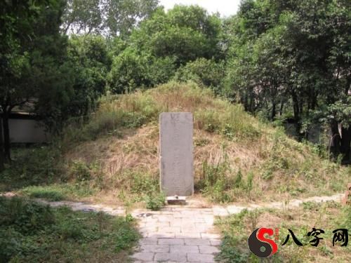 Dreaming of a tomb or mound in the mountains