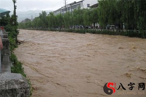 Dreaming of walking in a big flood