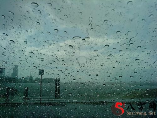 Dreaming of waiting for a bus in the rain