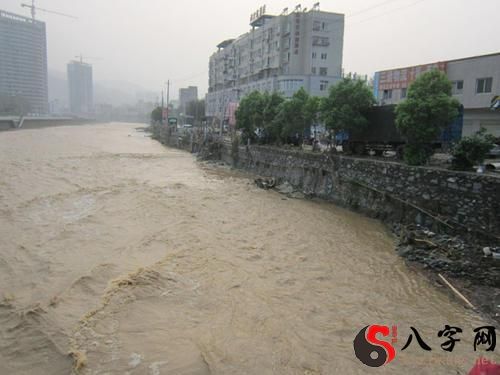 Dreaming of flooding after heavy rain