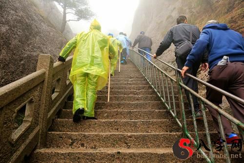 Dreaming of climbing a mountain with an umbrella in the rain