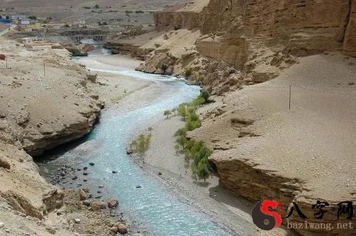 Dreaming of water in a dry river