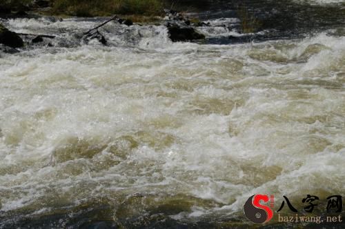 Dreaming that the water is flowing very fast