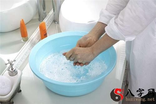 Dreaming of washing clothes in water in winter
