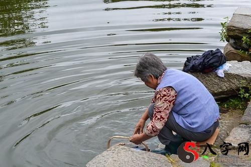 Dreaming of washing clothes by hand at a creek