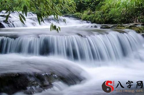 Dreaming of a large mountain with flowing water