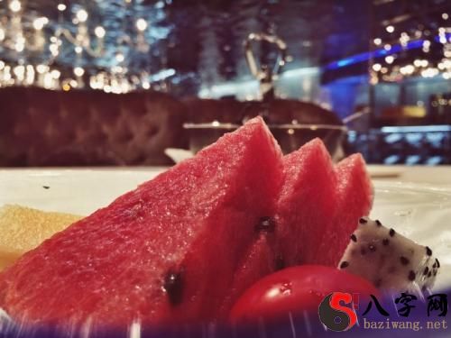 Dreaming of eating watermelon in winter