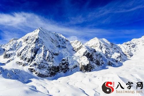 Dreaming of a beautiful view of snow-covered mountains