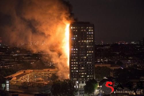 I dreamt that the whole building was burned down by a fire.