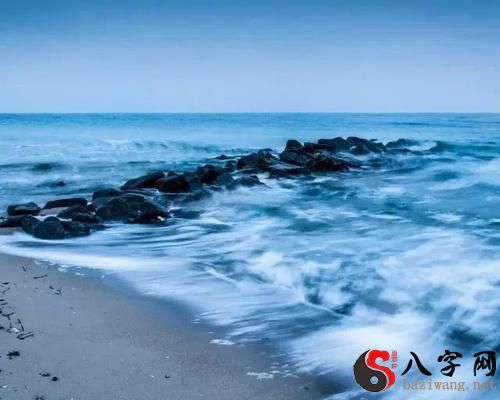 I dreamt that the sea washed away all my things.