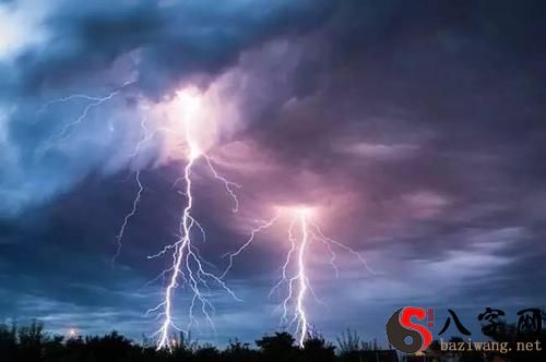I dreamt of a terrifying thunderbolt.