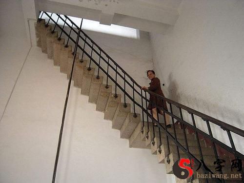 Dreaming of going down steep stairs
