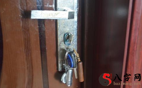 Dreaming of many lock holes in a door