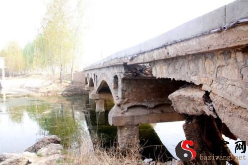 Dreaming of a bridge collapsing