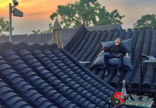 Dreaming of being trapped on a roof