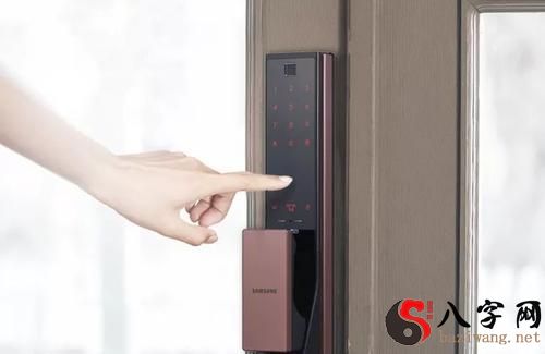 Dreaming of a broken key to a door