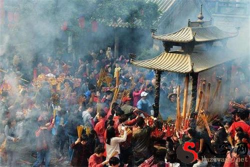 Dreaming of burning incense in a temple