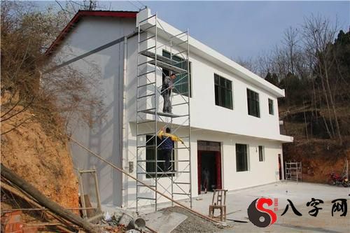 Dreaming of a new house being repaired