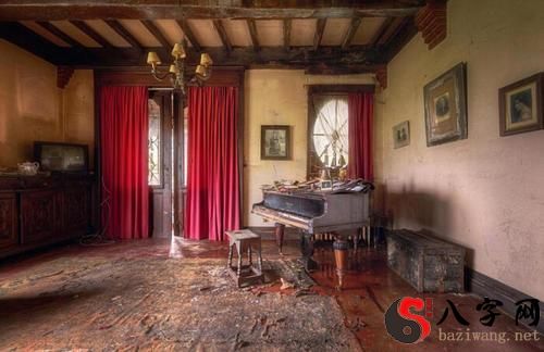 Dreaming of an abandoned house