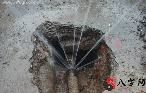 Dreaming of a broken water pipe in a house