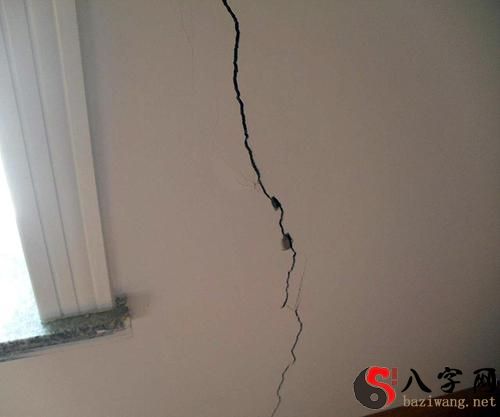 Dreaming of a cracked wall