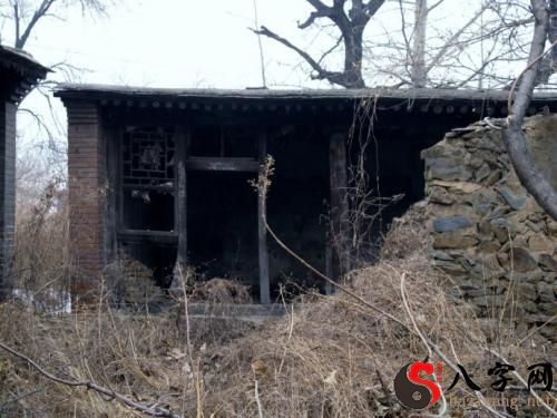 Dreaming of a broken house with rotten walls