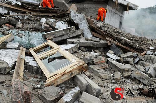 Dreaming of a house wall collapsing