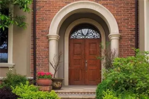 I dreamt that the front door of my house was broken