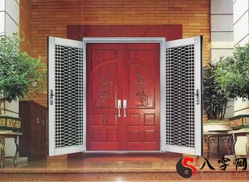 I dreamt that the gate was rotten.