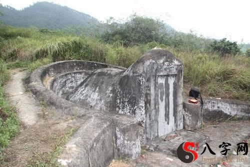 Dreaming of water in a graveyard