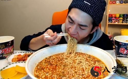 Dreaming of an ex-boyfriend eating noodles