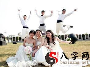 Dreaming of many people getting married