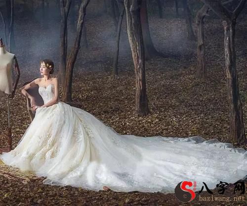 Dreaming of getting married in a wedding dress