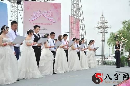 Dreaming of many people getting married together