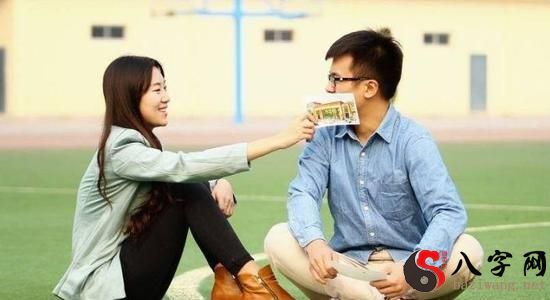 Dreaming of falling in love with a classmate