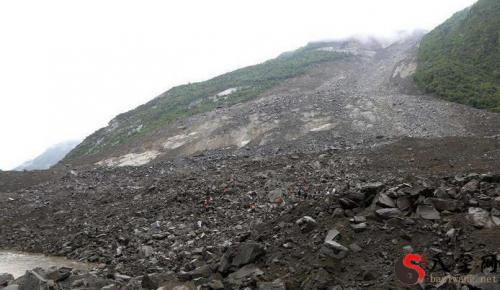 Dreaming of a mountain collapse
