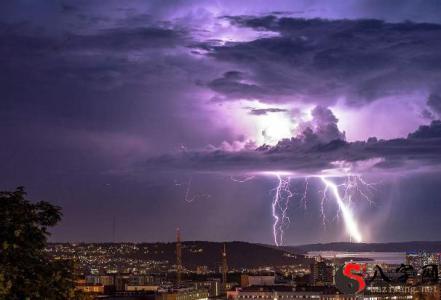 Dreaming of lightning right in front of you