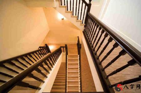 Dreaming of a broken staircase