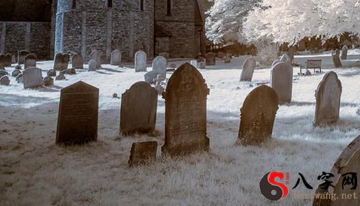 Pregnant women dreaming of tombstones